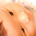 赤ちゃんに目薬をさすコツ 子供が目薬を嫌がる時の差し方 四季のメモノート