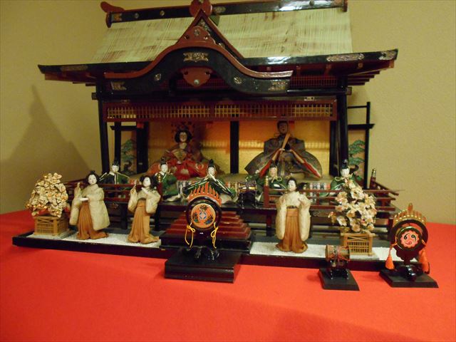 お雛様の画像。昔の雛人形、昭和30年以前の御殿飾り、おきあげ雛など 