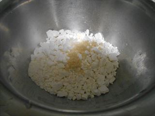 白玉粉に砂糖を入れる